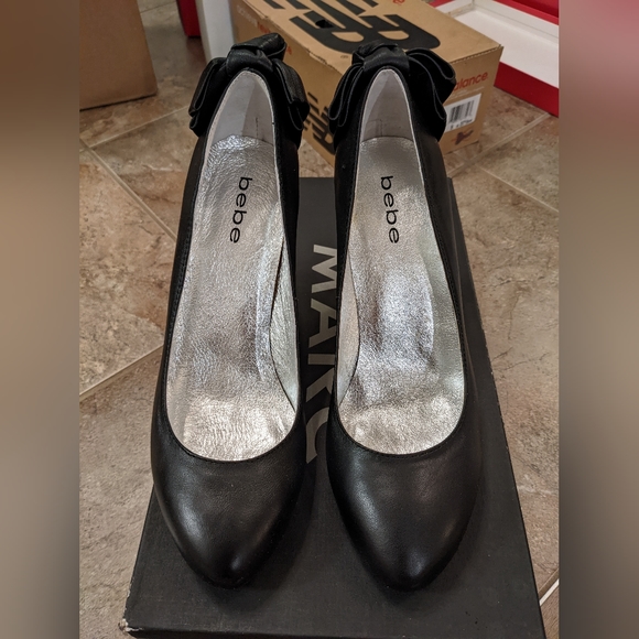 Stunning Bebe black leather heels with bow detail women size 7 - Picture 5 of 5
